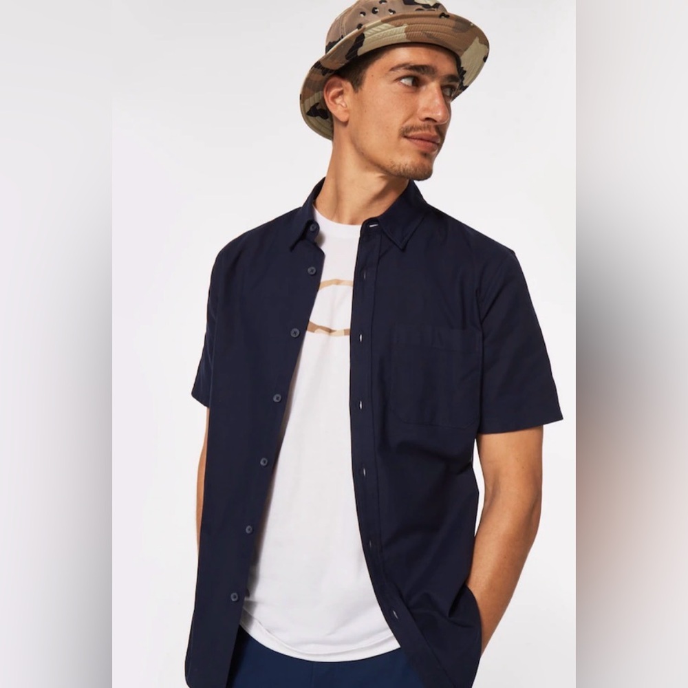 Oakley Button-Up Shirt | Size M | Dark Blue Short Sleeve | Casual Performance